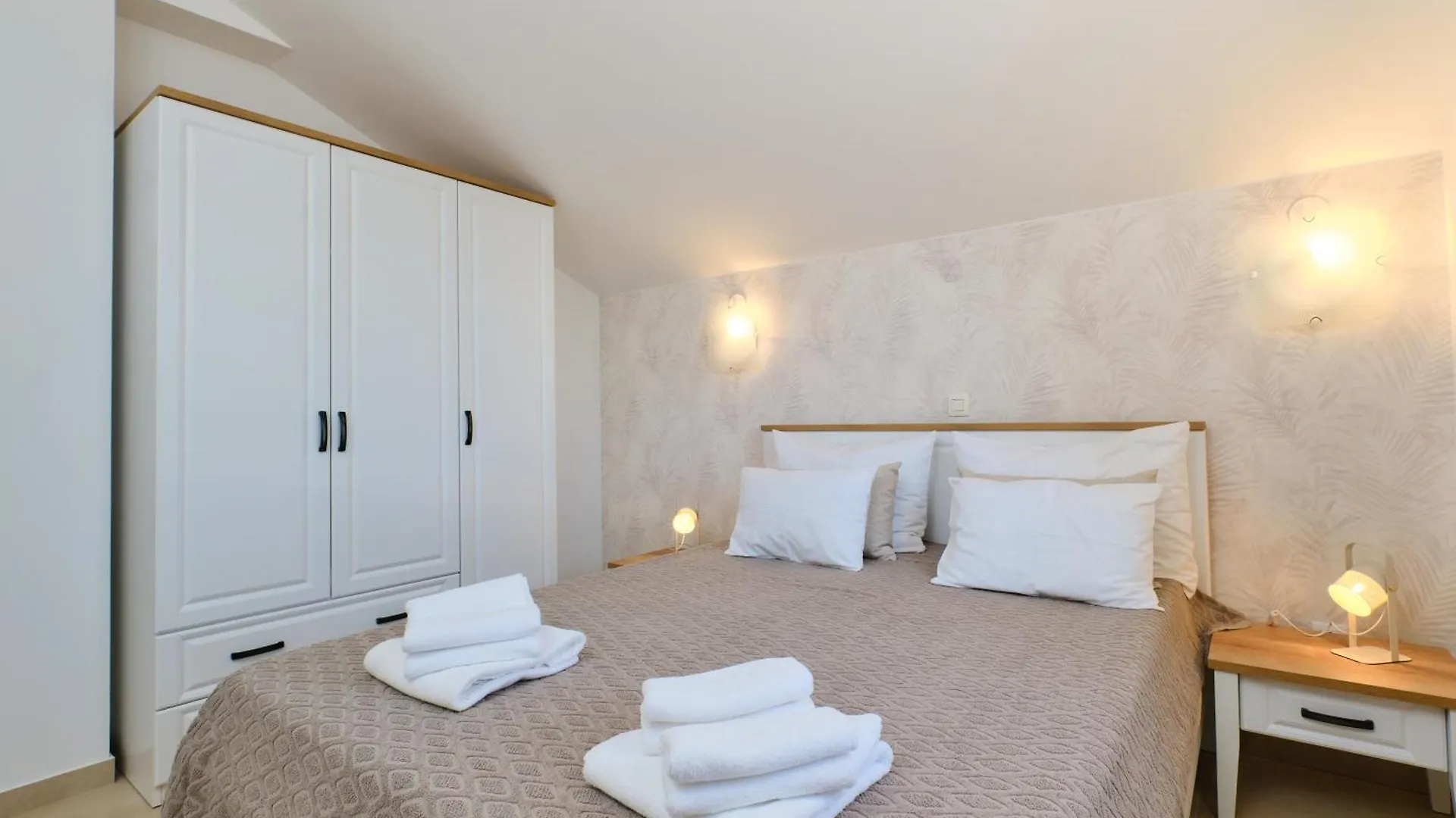 מאלי לוסיניי Apartments Divna  מאלי לוסיניי