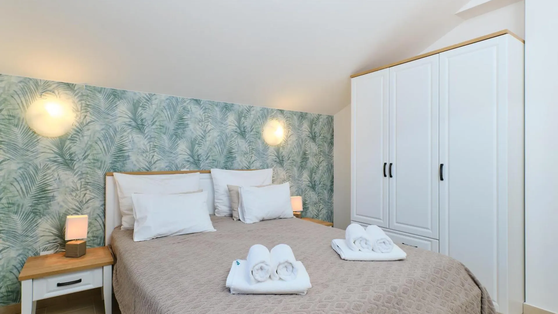 מאלי לוסיניי Apartments Divna  מאלי לוסיניי
