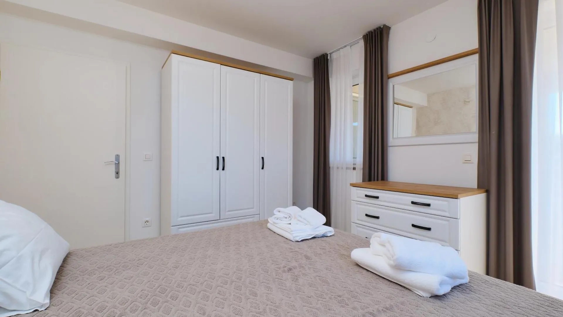 מאלי לוסיניי Apartments Divna  מאלי לוסיניי